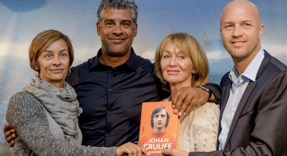 De familie van Johan Cruijff viert het 8-jarig jubileum van zijn overlijden met een oprecht eerbetoon en het geven van mensen..